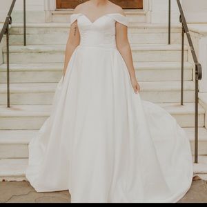 Like new David’s Bridal Ballgown Wedding Dress